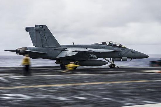 一架F/A-18F超级大黄蜂准备起飞 一架F/A-18F超级大黄蜂准备起飞