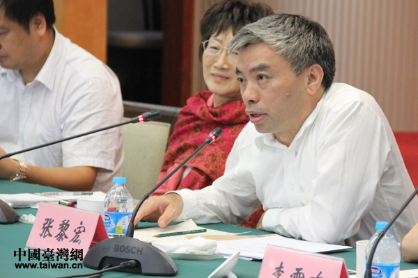 国台办研究局副局长张黎宏出席座谈会并讲话。 国台办研究局副局长张黎宏出席座谈会并讲话。