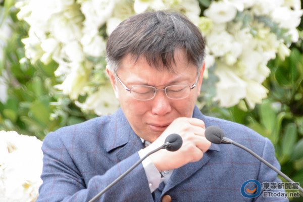 柯文哲在228中枢纪念仪式致词时忆起祖父柯世元,多次哽咽落泪 柯文哲在228中枢纪念仪式致词时忆起祖父柯世元,多次哽咽落泪