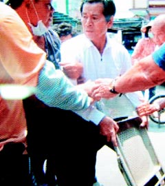 屏东县议员卢同协还一度欲拿铁椅砸他。台湾《联合报》图