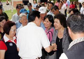 高雄市长陈菊25日陪同马英九勘查高雄文藻外语学院受灾情况。图片来源:台湾“今日新闻网”