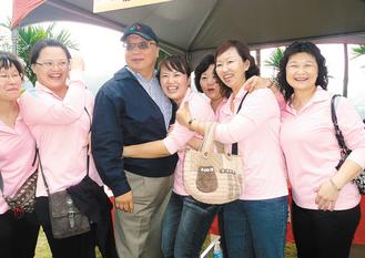 大台中市长候选人胡志强(左3)7日被女职员熊抱。 图片来源:台湾《联合报》