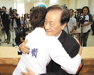 新党主席郁慕明(右)7日到高雄,以行动表达对黄昭顺(左)的支持。 图片来源:台湾《联合报》