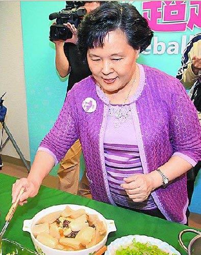 詹秀龄将苏贞昌扫街时获赠的萝卜作成各式料理,慰劳助选人员