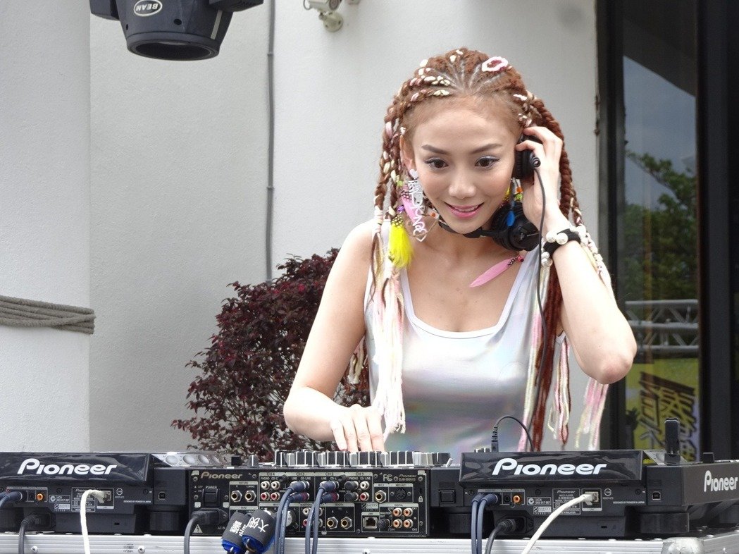 ̨"̫Ů"ǰ粨תԸDJ