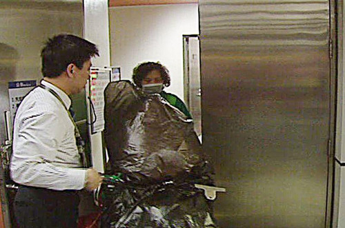 男子地铁里挥灭火器遭逮躲垃圾袋内被推离警局