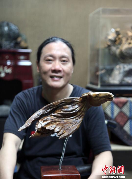 台湾轮椅上的雕刻家林正发马年雕马(图)