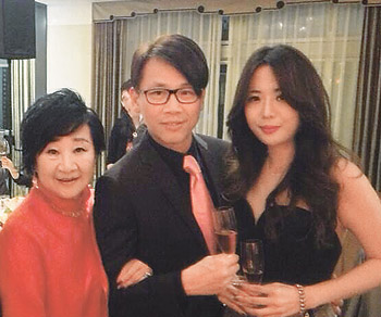 陶喆疑搂新欢与母亲合照女友人身材火辣(图)