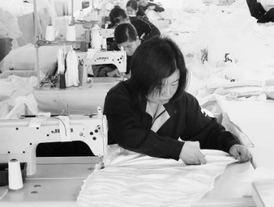 图：台企员工缝制出口欧美婚纱