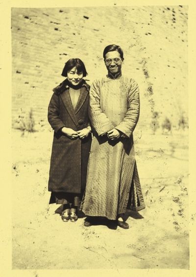 1934,钱钟书从上海归来探望杨绛,两人在北平郊区周游。