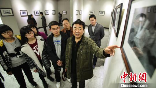 记录中国最后“三寸金莲”的摄影展24日在山西运城学院艺术系展厅举行,该展由当地摄影爱好者范建国历时八年所创。同时,记录百余名裹脚老人的摄影作品集《足殇》也于当日首发。 受访者提供 摄