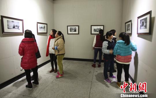 记录中国最后“三寸金莲”的摄影展24日在山西运城学院艺术系展厅举行,该展由当地摄影爱好者范建国历时八年所创。同时,记录百余名裹脚老人的摄影作品集《足殇》也于当日首发。 受访者提供 摄
