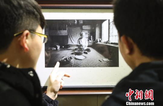 记录中国最后“三寸金莲”的摄影展24日在山西运城学院艺术系展厅举行,该展由当地摄影爱好者范建国历时八年所创。同时,记录百余名裹脚老人的摄影作品集《足殇》也于当日首发。 受访者提供 摄