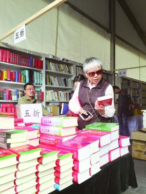 书市开幕出版社拿“看家书”30余万种出版物参展