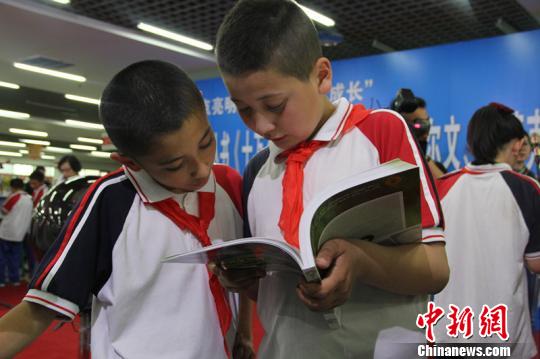 《十万个为什么》维文哈文版在乌鲁木齐举行首发式