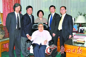 2011年5月13日,乔石同志和夫人会见客人(图片来自同济大学新闻网)。