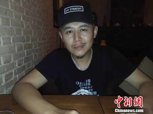 大冰在接受采访