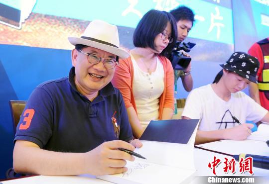 曹可凡携新作亮相上海书展“小鲜肉”霍尊捧场