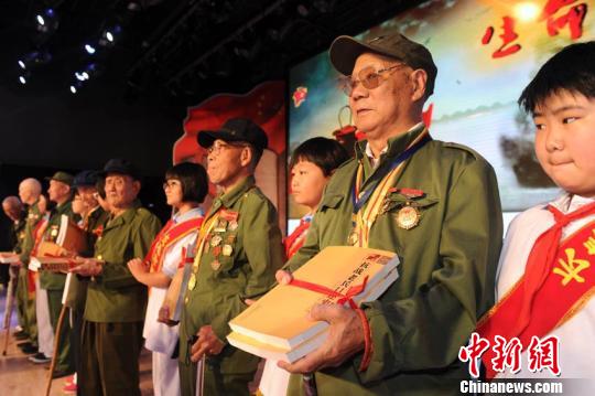 活动现场向老兵赠书 张瑶 摄