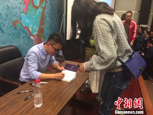 朱炫推新书《年少荒唐》称“写作首先要讨好自己”