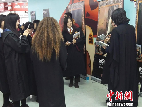 《哈利·波特与魔法石》全彩绘本热销(图)