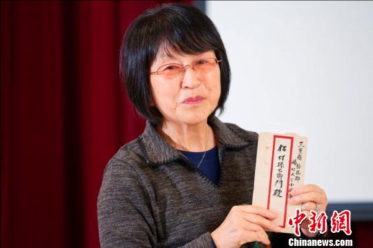 松岗环手握日军老兵的亲笔信 史维会 摄