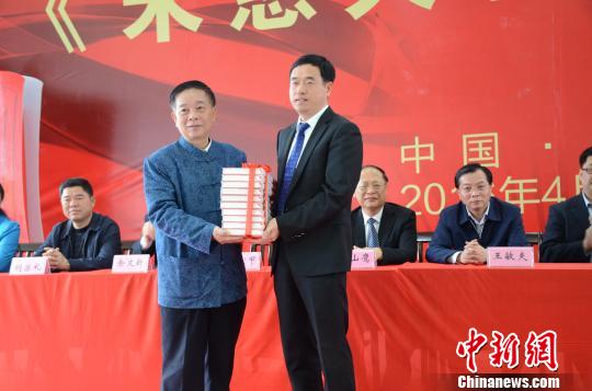 《宋慈大传》新书首发式。前左为作者王宏甲。 张敏英 摄