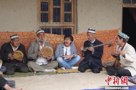 志愿者赴疆6年整理民间艺术出书《艾萨拉姆新疆》