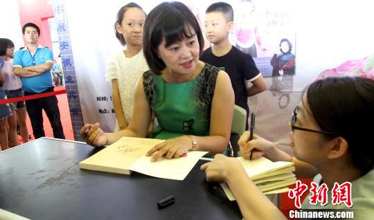 50岁鞠萍携新书《萍聚》亮相称不会离开少儿节目
