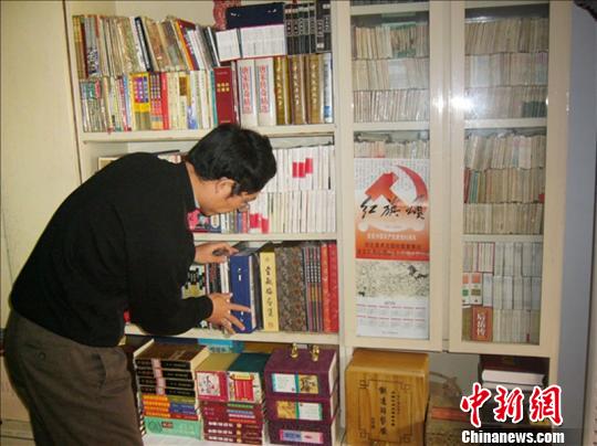 图为王勇正在给书分类 陈伟 摄 图为王勇正在给书分类 陈伟 摄
