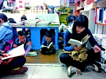 11日晚10点多,孩子和家长各自安静地读书。