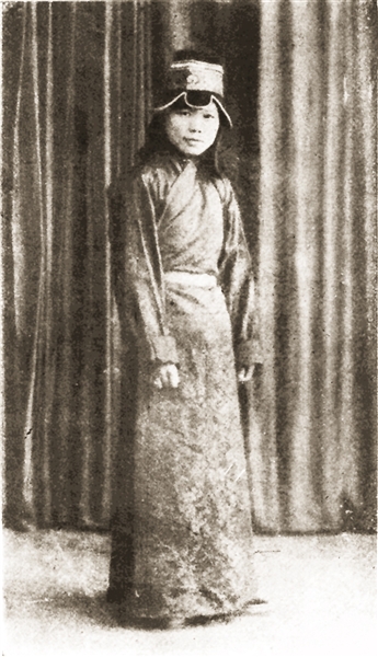 刘曼卿(1906年-1941年)女,藏文名雍金,戴季陶为其拟名德美西,回族,西藏拉萨人。中华民国政治家、探险家。曾经考察西藏。