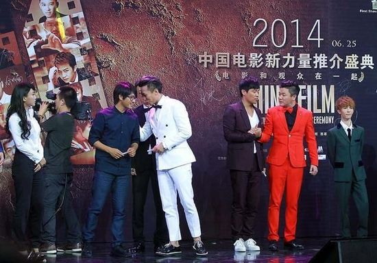 韩寒想要坐下聊一聊 郭敬明:我不太坐下聊天 韩寒想要坐下聊一聊 郭敬明:我不太坐下聊天