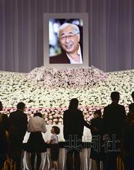 日本作家渡边淳一告别式举行近900人到场(图) 日本作家渡边淳一告别式举行近900人到场(图)