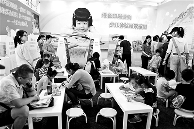 图书节上的亲子互动环节吸引了很多读者 图书节上的亲子互动环节吸引了很多读者