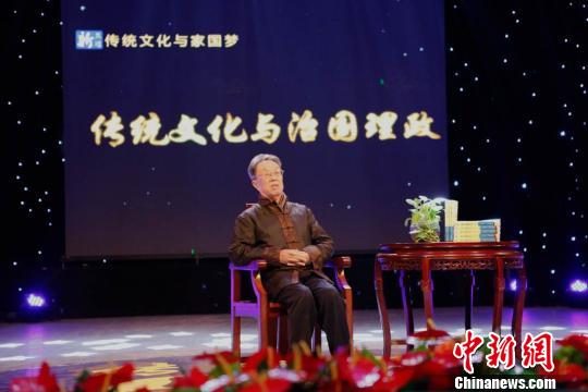 图为著名作家、学者、原文化部部长王蒙在济南谈传统文化与治国理政。 何延海 摄 图为著名作家、学者、原文化部部长王蒙在济南谈传统文化与治国理政。 何延海 摄