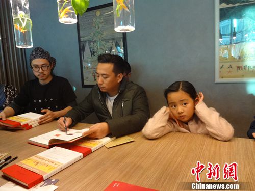 黄磊女儿翻译童话书称未来只想当导演、演员(图) 黄磊女儿翻译童话书称未来只想当导演、演员(图)