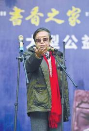 剧作家魏明伦解“读书香” 号召青少年多读书(图) 剧作家魏明伦解“读书香” 号召青少年多读书(图)