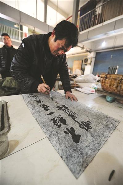 “卖菜哥”爆红网络 业余时间写作写书法 “卖菜哥”爆红网络 业余时间写作写书法