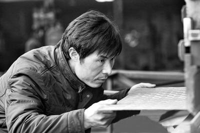 “打工诗人”墨刚:在烟盒纸上书写梦想 “打工诗人”墨刚:在烟盒纸上书写梦想