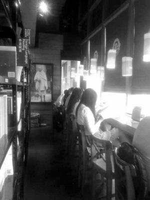 70后作家阿乙成书店“驻店作家” 遭质疑:不纯粹 70后作家阿乙成书店“驻店作家” 遭质疑:不纯粹