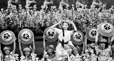 沈从文小说《边城》搬上舞台 再现民国湘西民俗 沈从文小说《边城》搬上舞台 再现民国湘西民俗