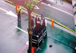 台北新规:车祸遗体不再盖白布改设帷幕(图)