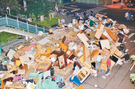 新北市现大扫除奇景垃圾山占据人行车道(图)