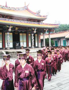台北举办资深礼生回孔庙活动最年长92岁