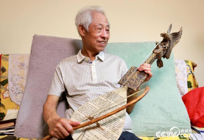 塞尔维亚老友相赠的古斯拉琴勾起老人对往事的回忆