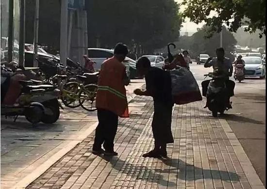 一位瘦小的盲人乞讨者