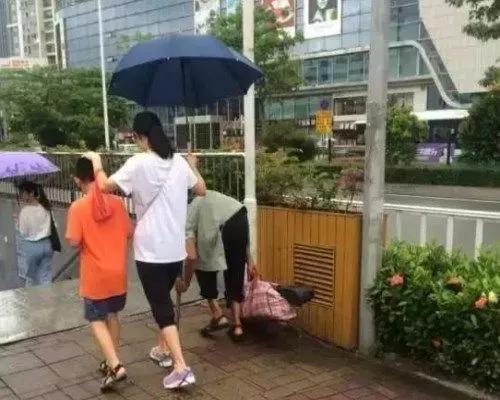 右手撑着的是善良