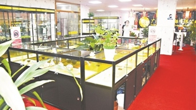 网购古玩仿品充场面 “鉴宝师”竟是盗墓贼!