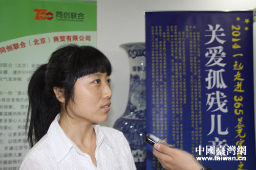 “晨光宝贝之家”的园长赵爱萍接受记者采访 “晨光宝贝之家”的园长赵爱萍接受记者采访